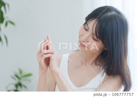 ハンドケアする女性 106777757