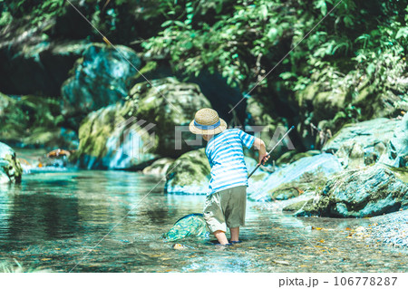 魚捕りをする少年 106778287