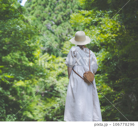 女性の清流アウトドア 106778296