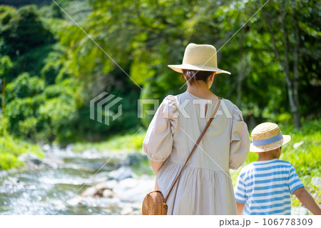 母と子の散策 106778309