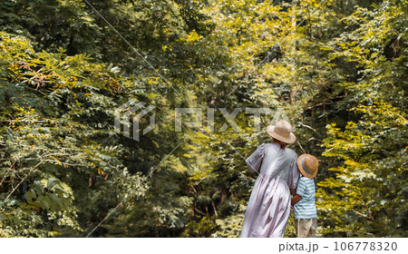 母と子の散策 106778320