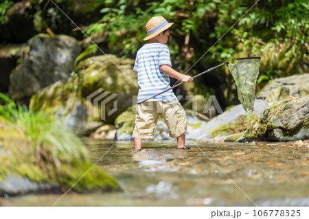 田舎の川を散策する 106778325