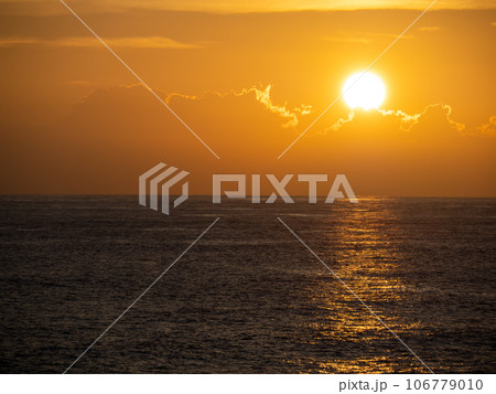 夕焼け空と穏やかな海(太平洋)。夏(8月)の高知県室戸市内の海岸より。 106779010