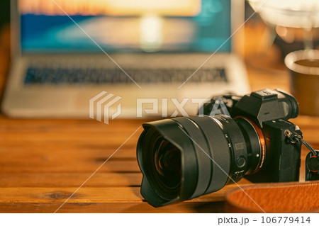 【フォトグラファー】カメラとノートパソコン【写真編集】 106779414