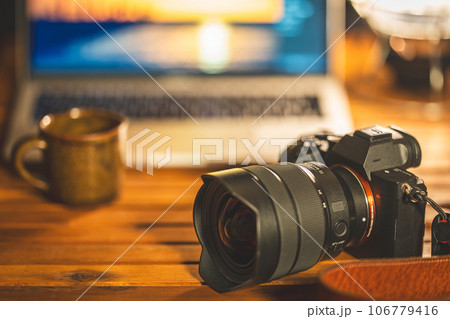【フォトグラファー】カメラとノートパソコン【写真編集】 【フォトグラファー】カメラとノートパソコン【写真編集】 106779416