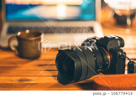 【フォトグラファー】カメラとノートパソコン【写真編集】 106779418