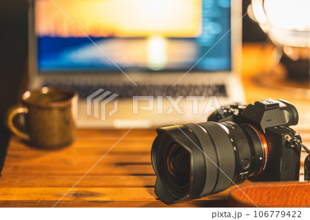 【フォトグラファー】カメラとノートパソコン【写真編集】 106779422