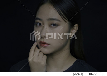 黒背景の若い女性のポートレート 黒背景の若い女性のポートレート 106779806