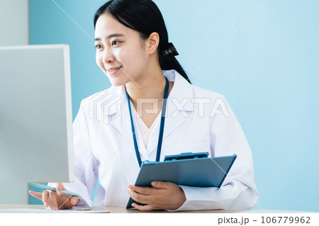パソコン作業をする白衣姿の女性 パソコン作業をする白衣姿の女性 106779962