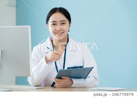パソコン作業をする白衣姿の女性 パソコン作業をする白衣姿の女性 106779979