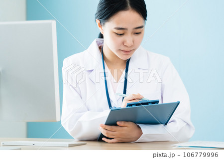 パソコン作業をする白衣姿の女性 パソコン作業をする白衣姿の女性 106779996