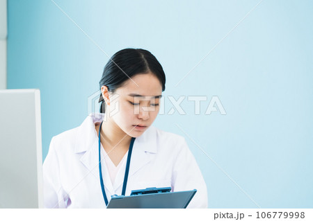 パソコン作業をする白衣姿の女性 パソコン作業をする白衣姿の女性 106779998