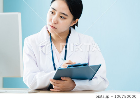 パソコン作業をする白衣姿の女性 パソコン作業をする白衣姿の女性 106780000
