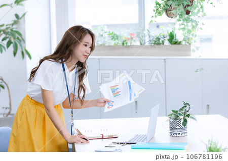 ビジネス パソコンで仕事する若い女性 ビジネス パソコンで仕事する若い女性 106781196