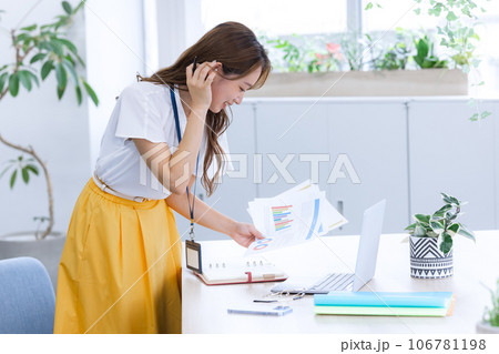 ビジネス パソコンで仕事する若い女性 ビジネス パソコンで仕事する若い女性 106781198