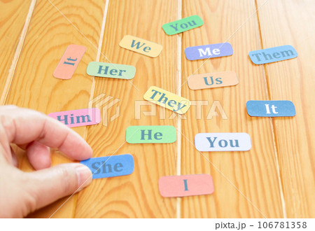 English word cards on wooden table in class 106781358