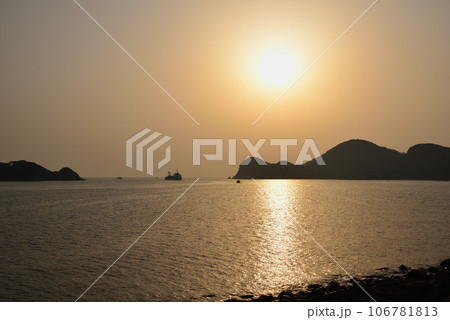 細島港の朝陽 細島港の朝陽 106781813