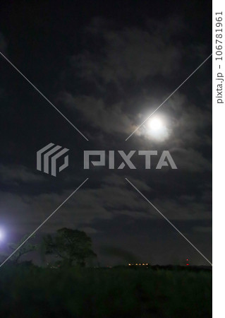 夏の夜空を照らすスーパームーン 106781961