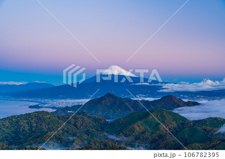 （静岡県）沼津アルプスの大雲海と雪化粧した富士山 106782395