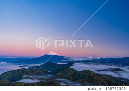 （静岡県）沼津アルプスの大雲海と雪化粧した富士山 106782396