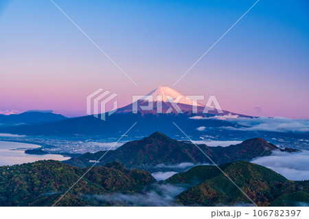 （静岡県）沼津アルプスの大雲海と雪化粧した富士山 106782397