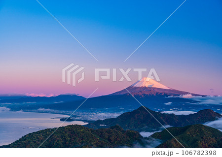 （静岡県）沼津アルプスの大雲海と雪化粧した富士山 106782398