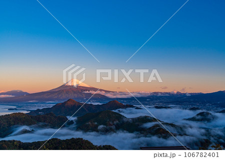 （静岡県）沼津アルプスの大雲海と雪化粧した富士山 106782401