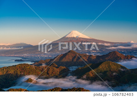 （静岡県）沼津アルプスの大雲海と雪化粧した富士山 106782403