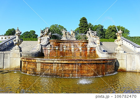 チェコ、チェスキークルムロフ、ザーメツカー庭園・噴水 チェコ、チェスキークルムロフ、ザーメツカー庭園・噴水 106782470