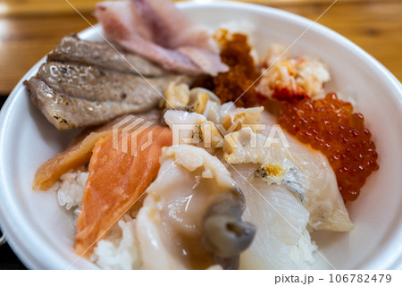 釧路和商市場の勝手丼 106782479