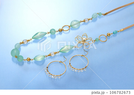 青バックのカラフルな石のネックレスとピアス・オシャレなピアスとストーンネックレス 106782673