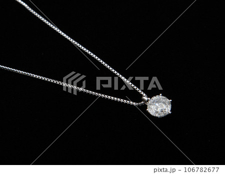 ダイヤモンドネックレス・オシャレな宝飾品・黒バックに映えるダイヤモンドネックレス 106782677