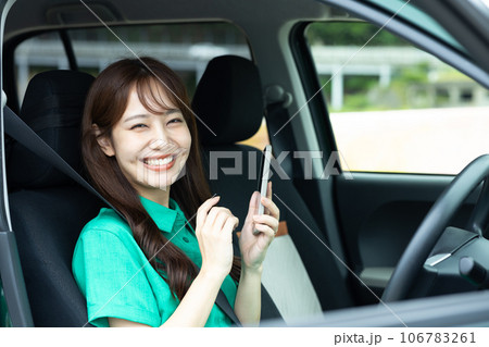 車を運転するかわいい女性 車を運転するかわいい女性 106783261