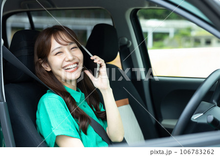 車を運転するかわいい女性 106783262