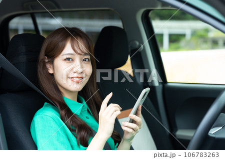 車を運転するかわいい女性 車を運転するかわいい女性 106783263