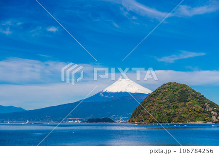 【静岡県】伊豆内浦湾の向こうに雪化粧した富士山 106784256