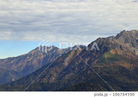 紅葉の焼岳の風景 ( 山頂 / 2022年10月 / 長野県 松本市 ) 106784590