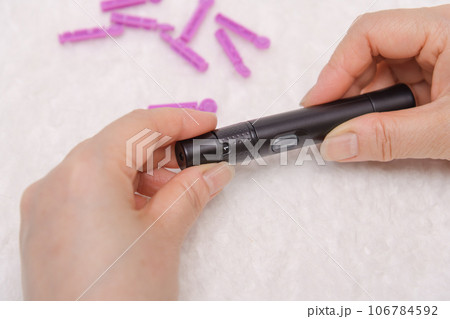 【糖尿病の血糖値測定　針】 106784592