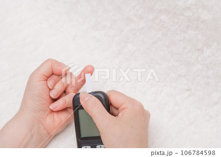 【糖尿病の血糖値測定　センサー】 106784598