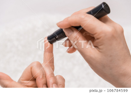 【糖尿病の血糖値測定　針】 106784599