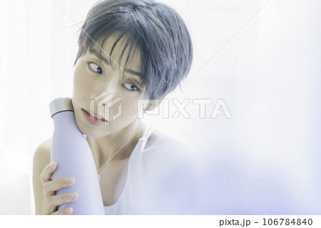 白背景のヨガウェアを着た若い女性のポートレート ハイキー 白背景のヨガウェアを着た若い女性のポートレート ハイキー 106784840