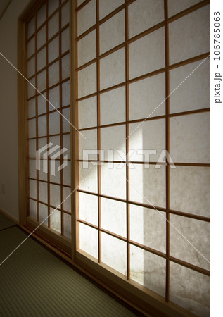 和紙が貼られた障子 和紙が貼られた障子 106785063