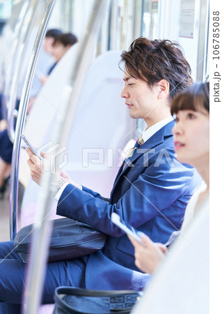 電車に乗車する男女　撮影協力「京王電鉄株式会社」 106785088