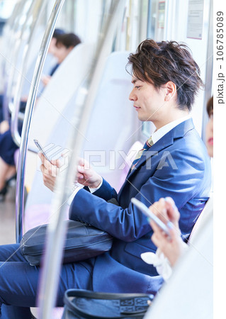 電車に乗車する男女 撮影協力「京王電鉄株式会社」 電車に乗車する男女 撮影協力「京王電鉄株式会社」 106785089