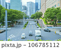 大都市の交差点を青信号で通過する車（車両） 106785112
