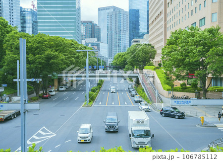 大都市の交差点を青信号で通過する車(車両) 大都市の交差点を青信号で通過する車(車両) 106785112