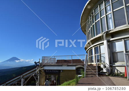 十国峠山頂駅と富士山 106785280