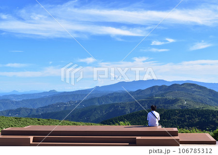 十国峠パノラマテラス1059から伊豆半島方面の尾根と山陵 106785312