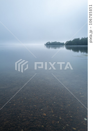 霧の阿寒湖 106785851