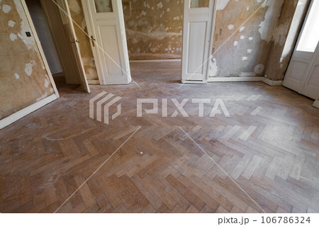 Old parquet floor before renovation, room with old wooden floor 106786324
